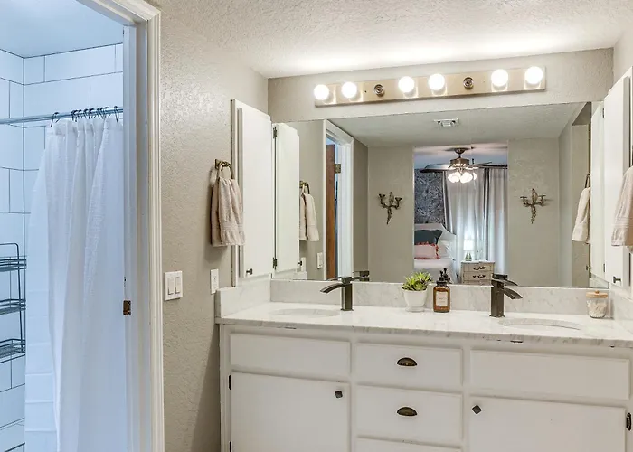 Luxurious Outdoor Oasis! Spacious Retreat Mesa