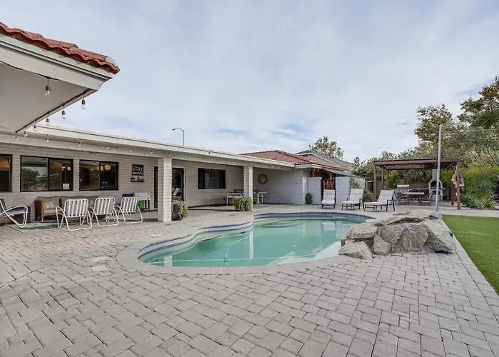 Luxurious Outdoor Oasis! Spacious Retreat