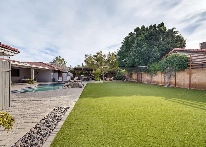 Luxurious Outdoor Oasis! Spacious Retreat Holiday home